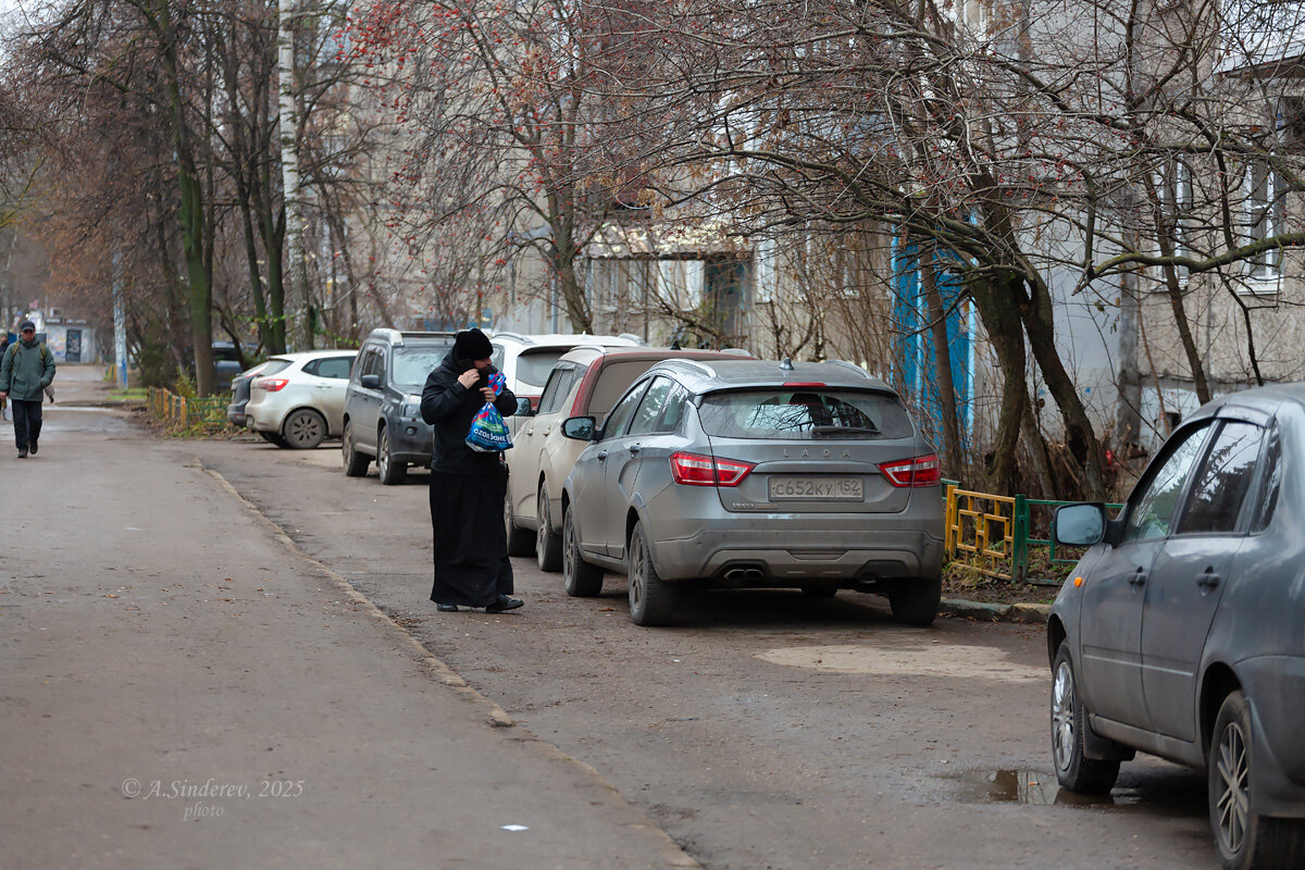 Батюшка около машины - Александр Синдерёв
