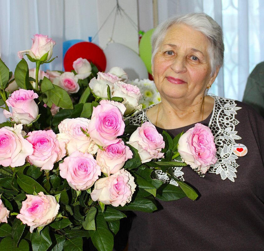 Женский портрет с розами - Василий 