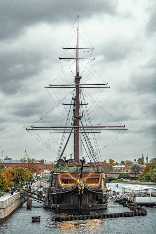 Плавучий ресторан - Константин Бобинский