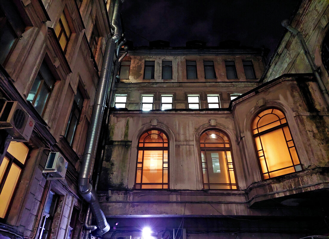 Дворик в стороне от Невского проспекта - Ирина Румянцева