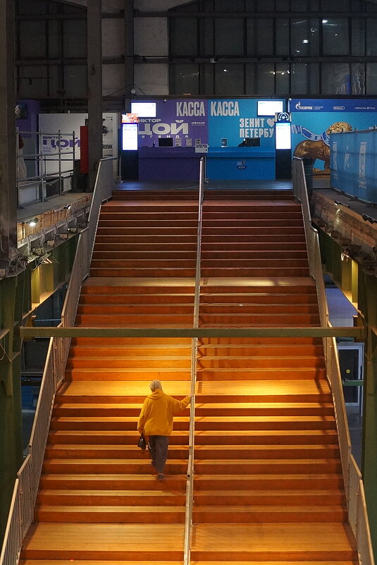 кто поднимается на выставку, а мы спускаемся в кафе - zavitok * кто поднимается на выставку, а мы спускаемся в кафе - zavitok *