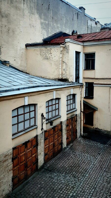 Во дворе МИСПа - Наталья Герасимова Во дворе МИСПа - Наталья Герасимова