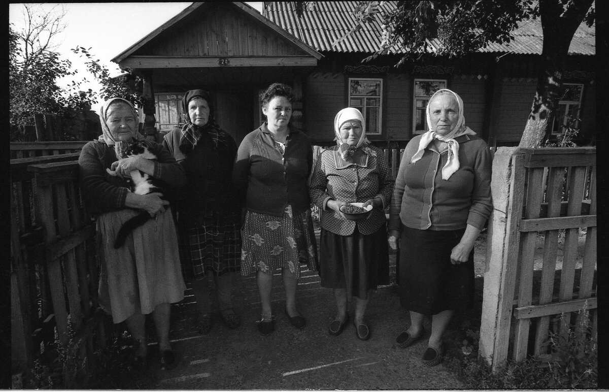 5 ЖЕНЩИН И КОШЕЧКА ИЗ ДЕРЕВНИ СЕМЕЖЕВО - Юрий Иванов 5 ЖЕНЩИН И КОШЕЧКА ИЗ ДЕРЕВНИ СЕМЕЖЕВО - Юрий Иванов