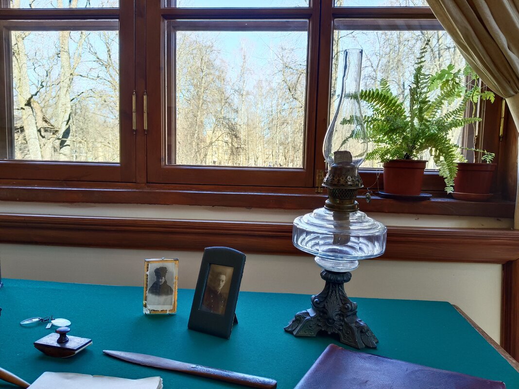 Стол у окна - Мария Васильева Стол у окна - Мария Васильева