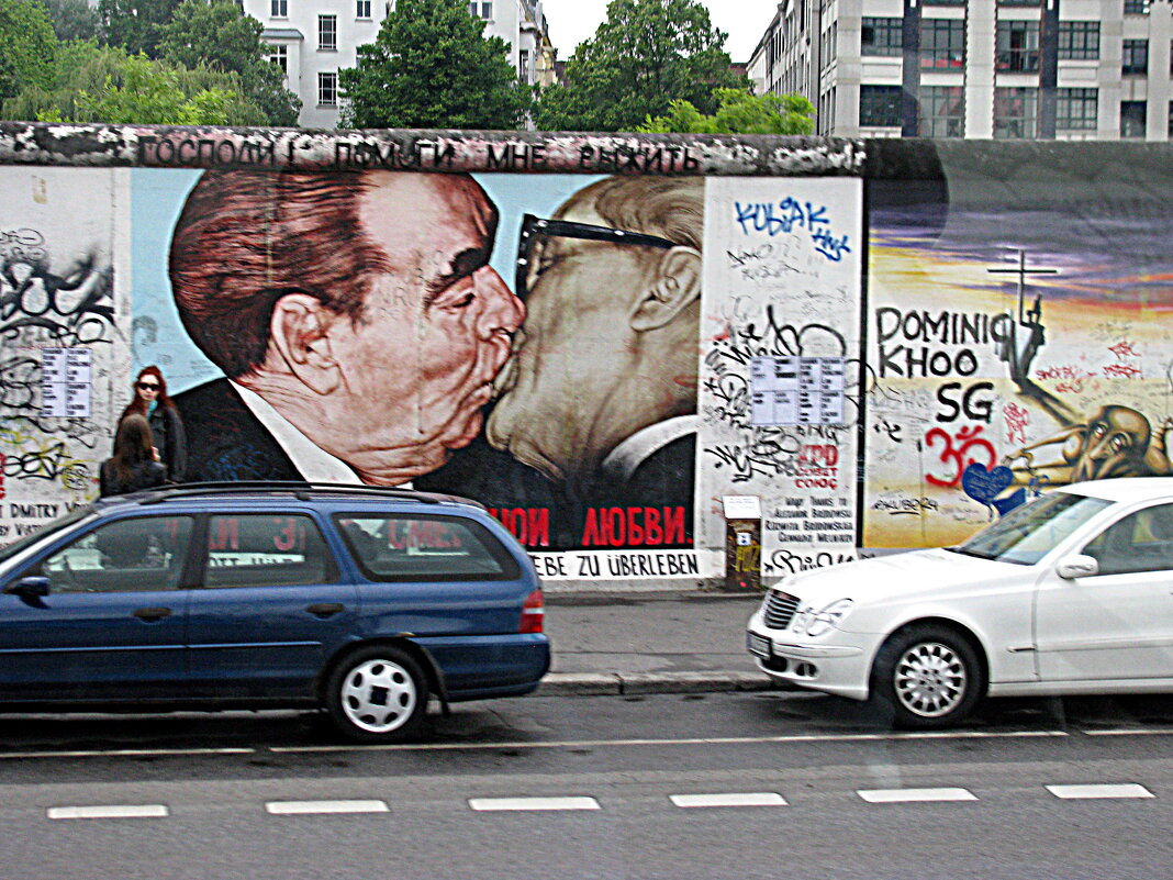 Вдоль Берлинской стены, на автобусе. - Владимир Драгунский Вдоль Берлинской стены, на автобусе. - Владимир Драгунский