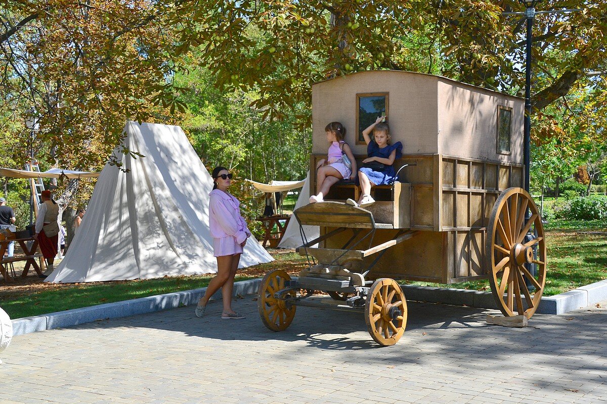 Детишки с мамой на Малаховом кургане - Александр Рыжов Детишки с мамой на Малаховом кургане - Александр Рыжов