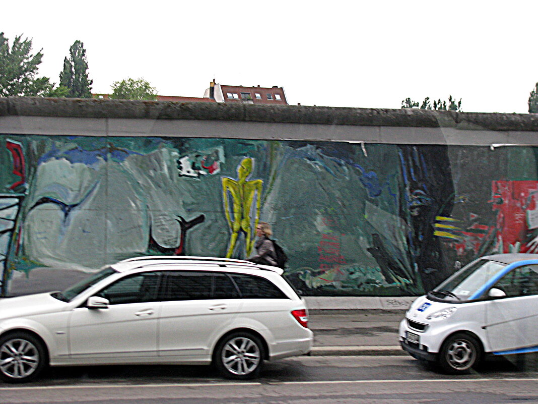 Вдоль Берлинской стены, на автобусе. - Владимир Драгунский Вдоль Берлинской стены, на автобусе. - Владимир Драгунский