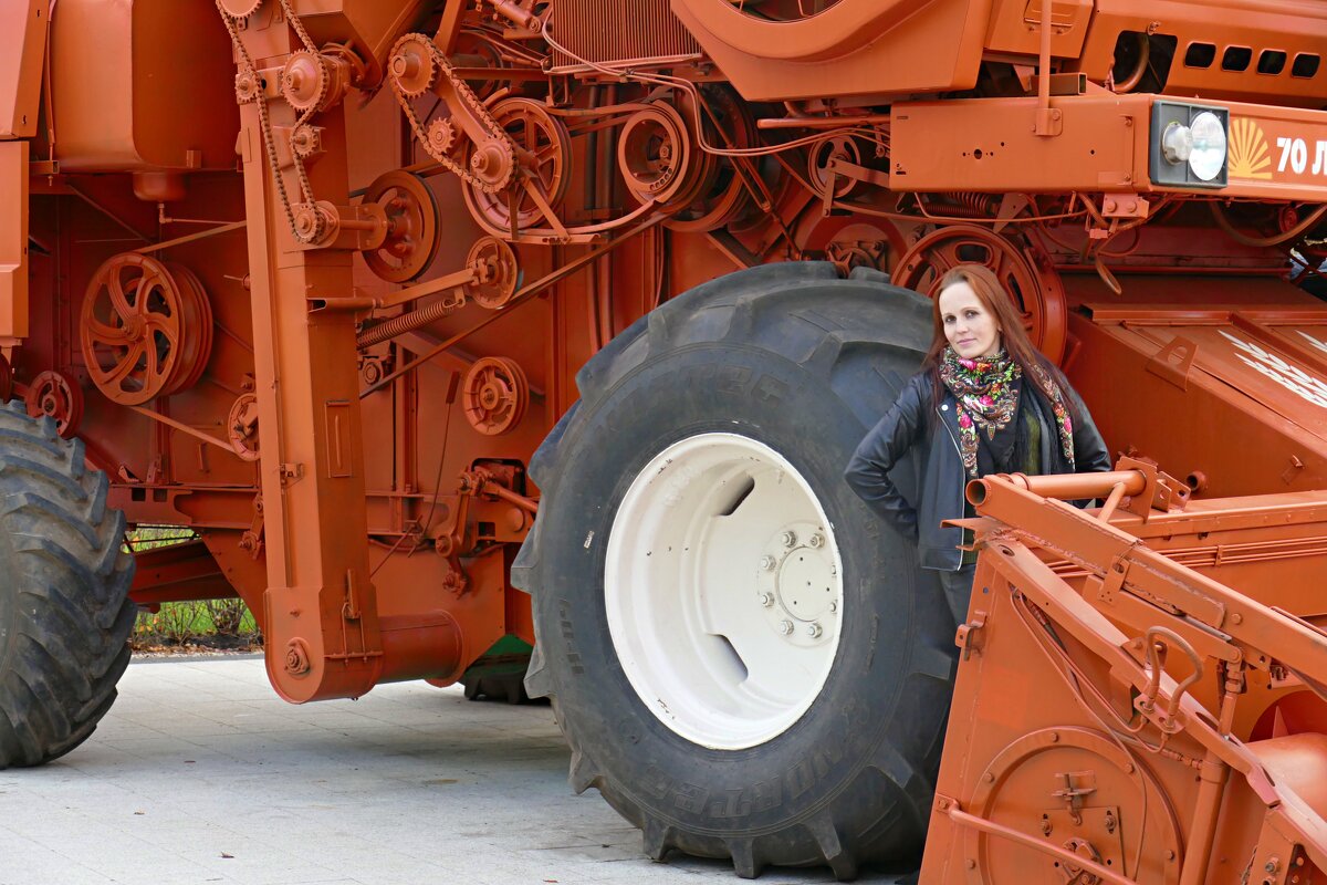 Комбайн и девушка - Олег 