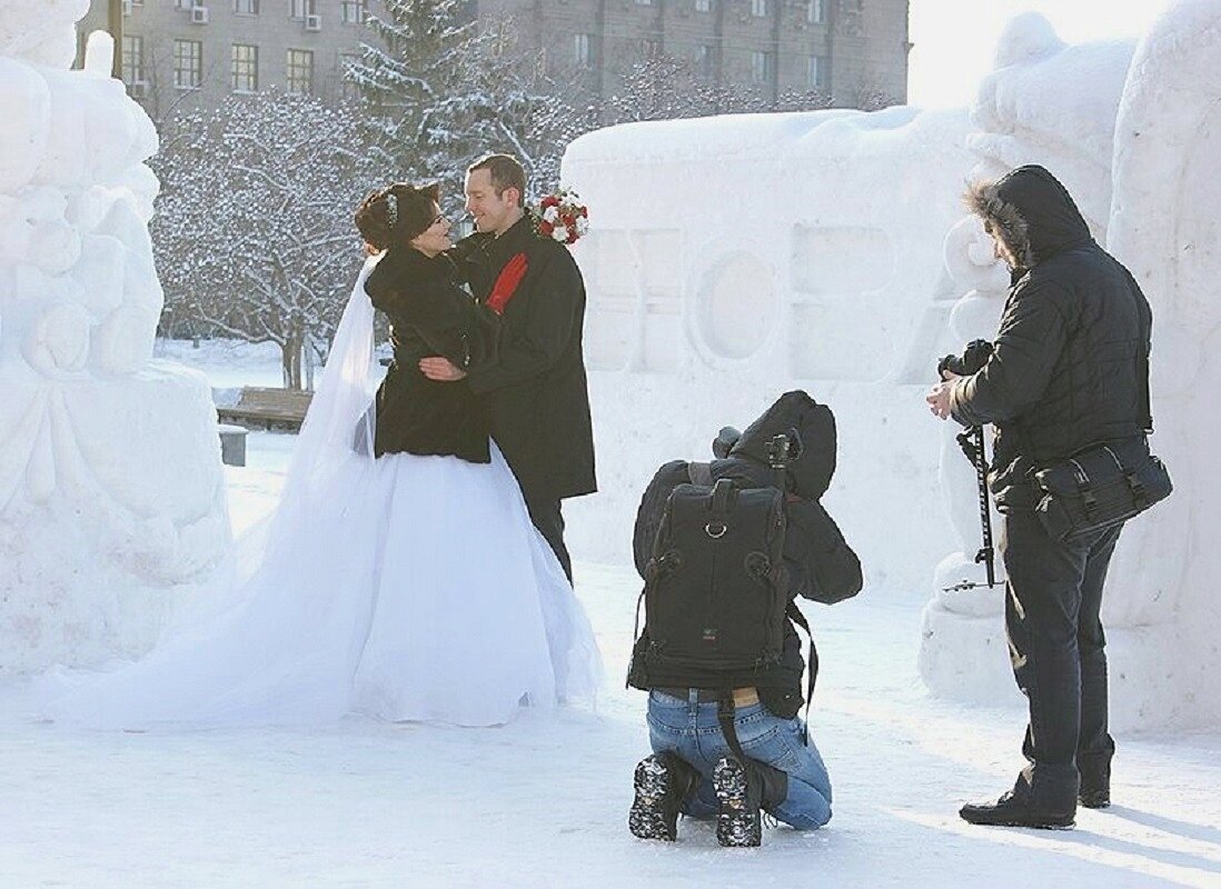 Влюбленные среди снежных скульптур - Галина Нестратова
