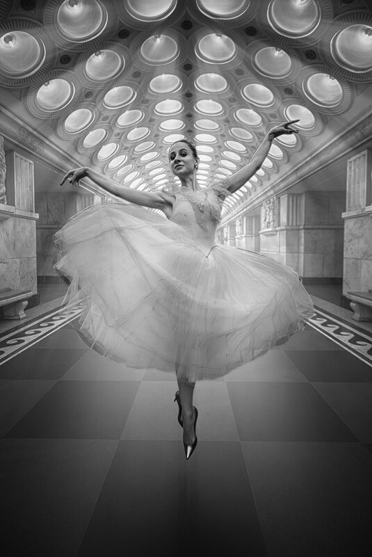 Парящая в лучах - Юрий Захаров