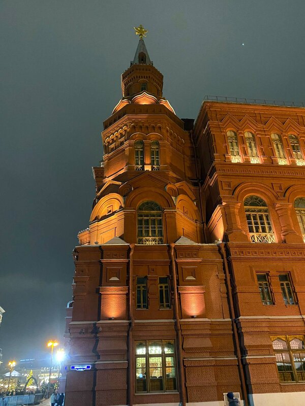 Исторический музей на площади . (фрагмент ) - Мила Бовкун