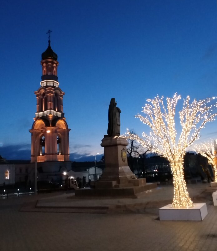 Памятник Димитрию Ростовскому на фоне колокольни! - Надежда Памятник Димитрию Ростовскому на фоне колокольни! - Надежда