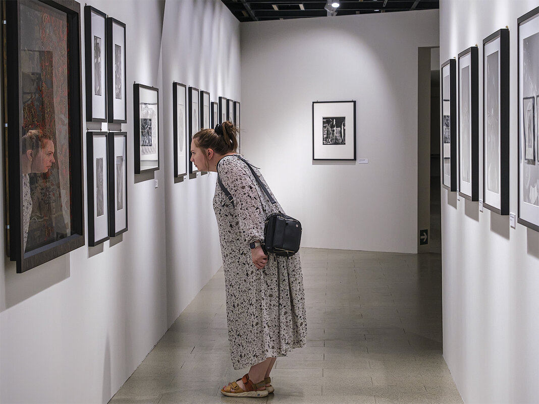 На фотовыставке (2) - Александр 