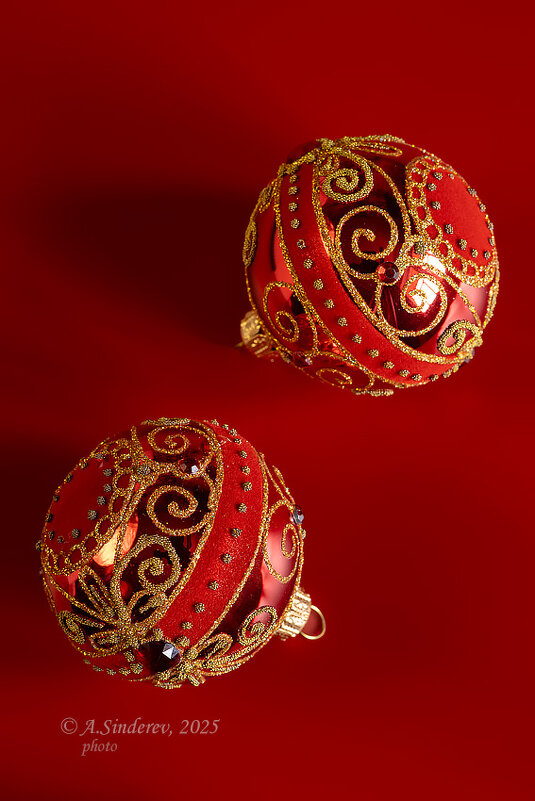 Красные с золотой росписью ёлочные шары - Александр Синдерёв