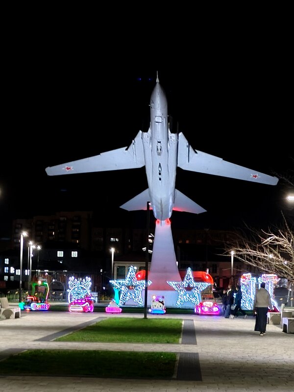 Под крыльями самолёта...Наш любимый сквер... - tatyana 