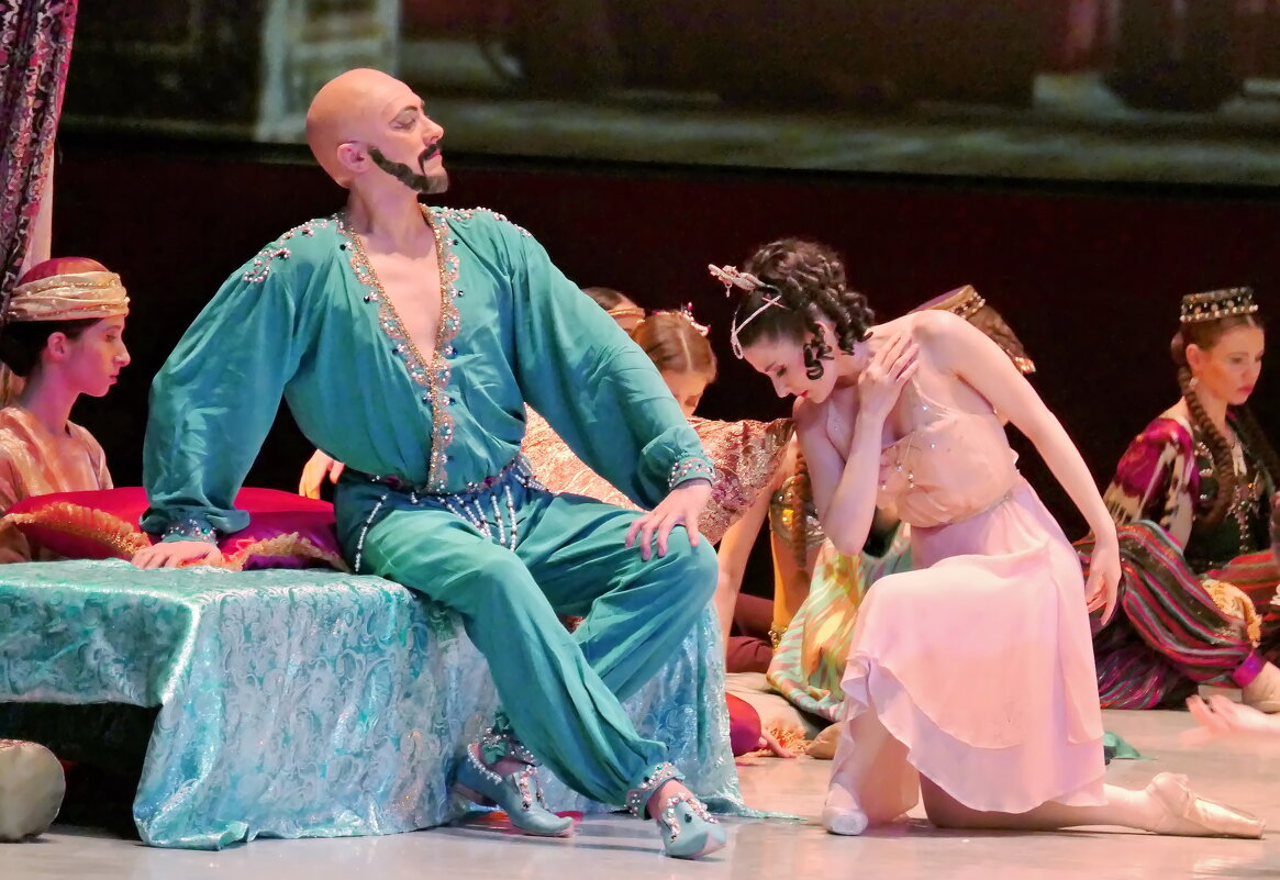 Сцена из балета "Бахчисарайский фонтан" - Валерий Судачок Сцена из балета "Бахчисарайский фонтан" - Валерий Судачок