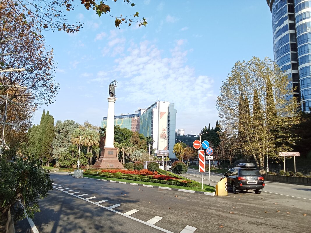 Стела с фигурой покровителя города архангела Михаила - Виктор Стела с фигурой покровителя города архангела Михаила - Виктор