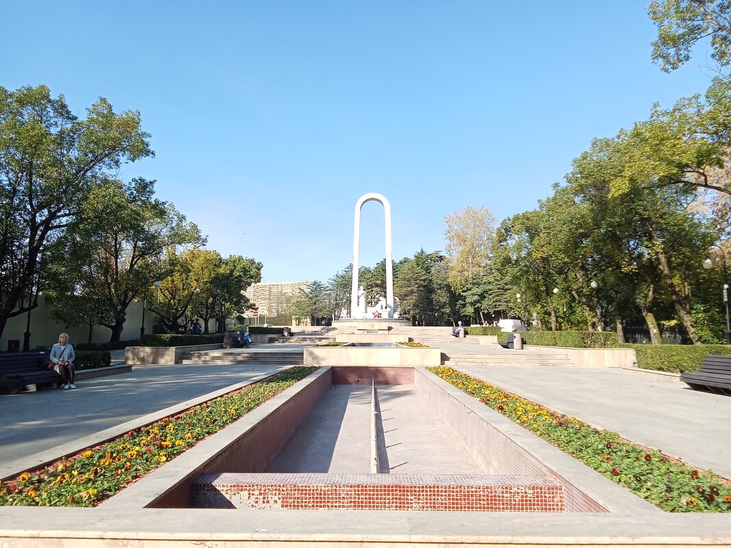 Мемориал возле парка Ривьера - Виктор Мемориал возле парка Ривьера - Виктор