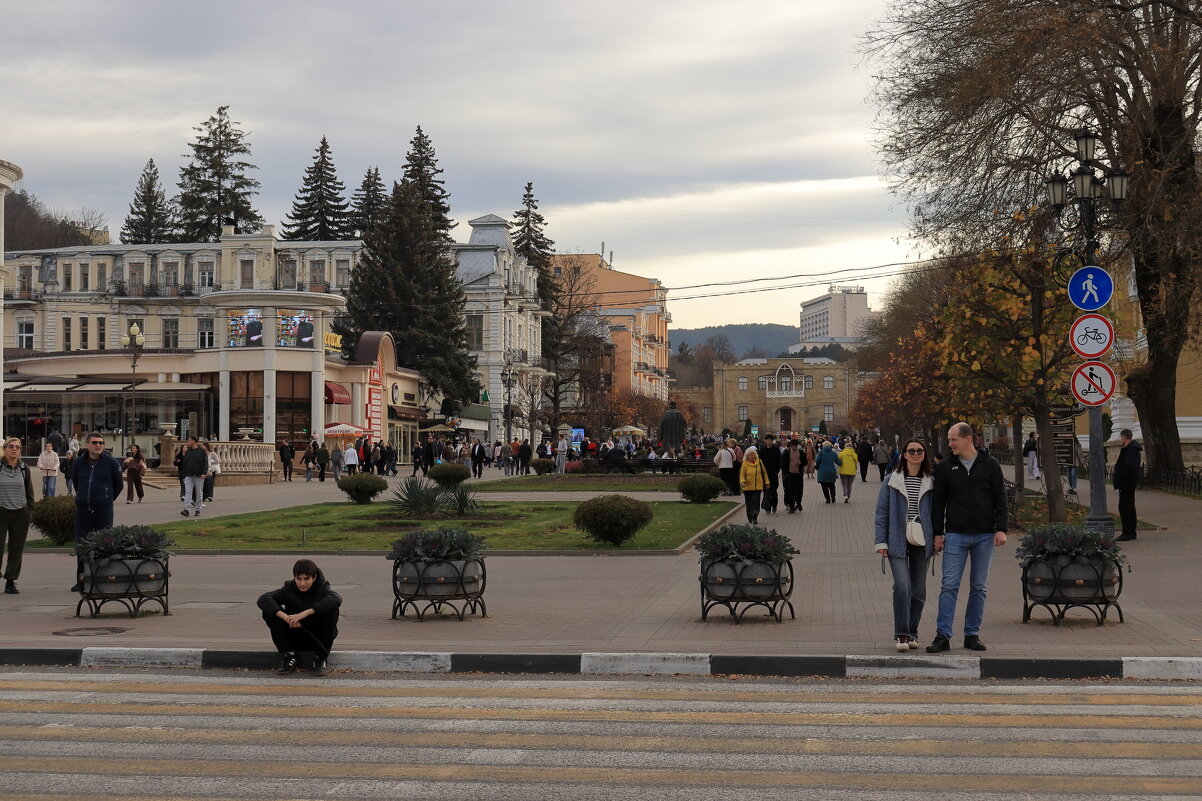 Кисловодск. Перекрёсток Курортного бульвара и Вокзальной улицы. - Александр Николаев