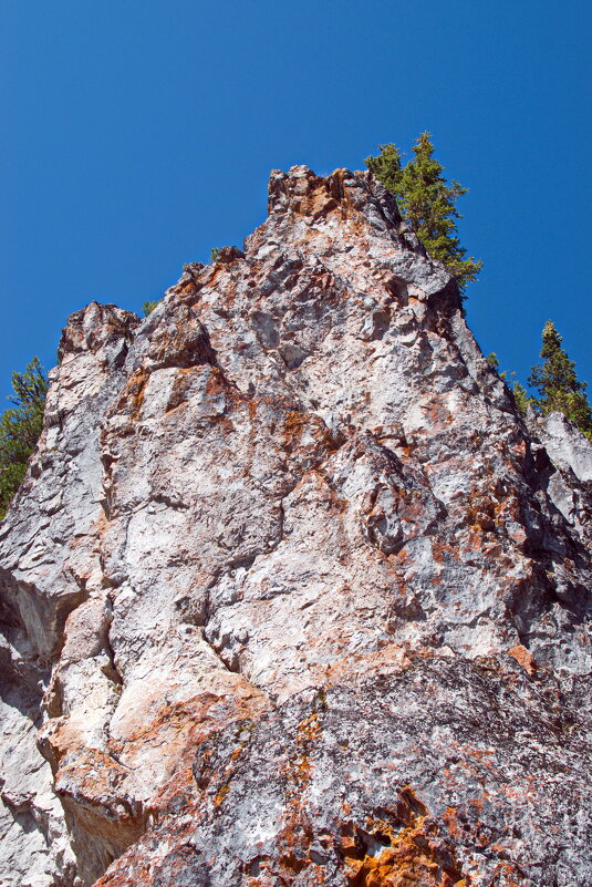 Нависает скала. - ВикТор Быстров