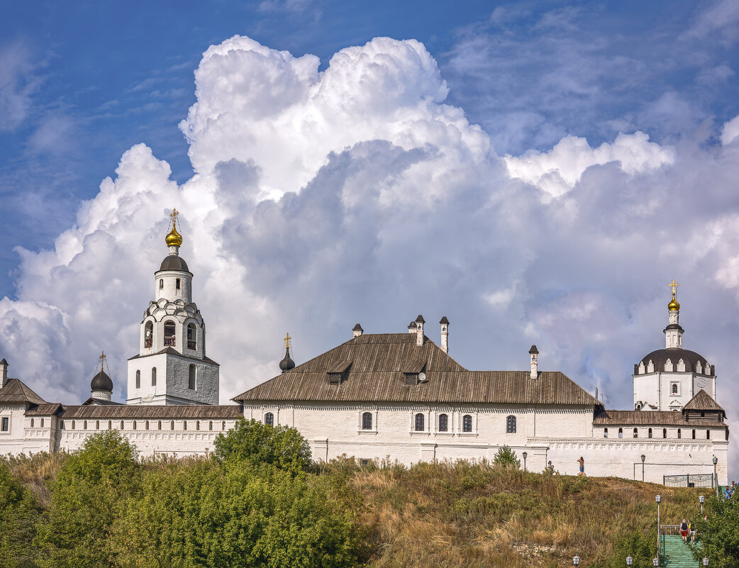 Монастырь и  облака. - Serj Korinkevich