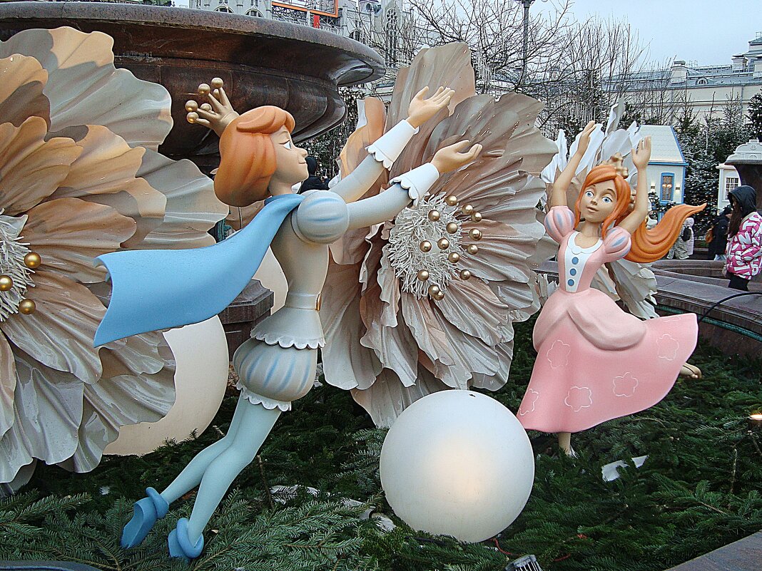 У фонтана в сквере Большого театра - Лидия Бусурина