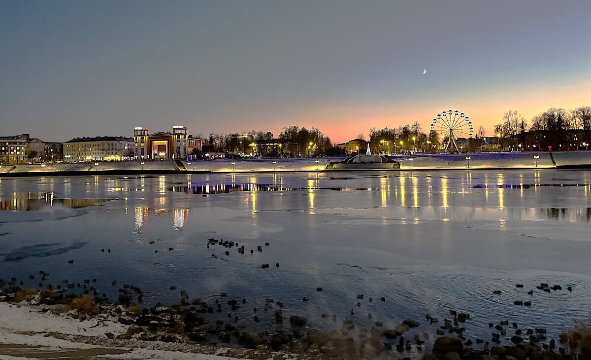 Набережная Степана Разина с отражением в Волге. - Olga Oskolkova