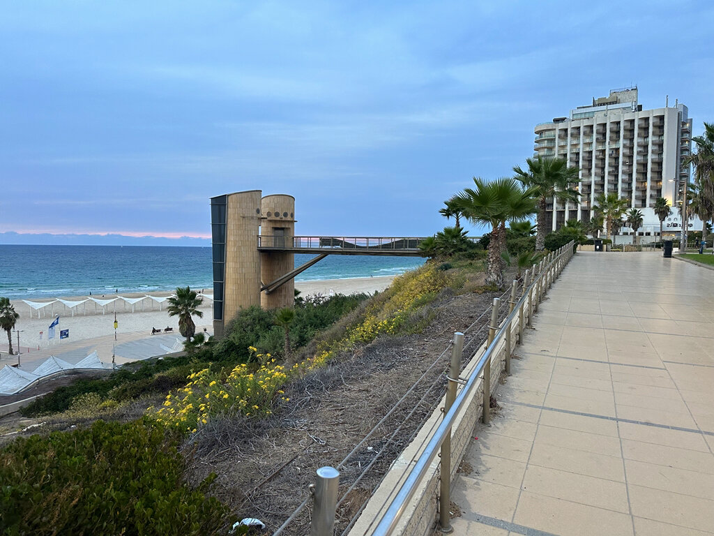 ЛИФТЫ   К   МОРЮ - Анатолий Малобродский