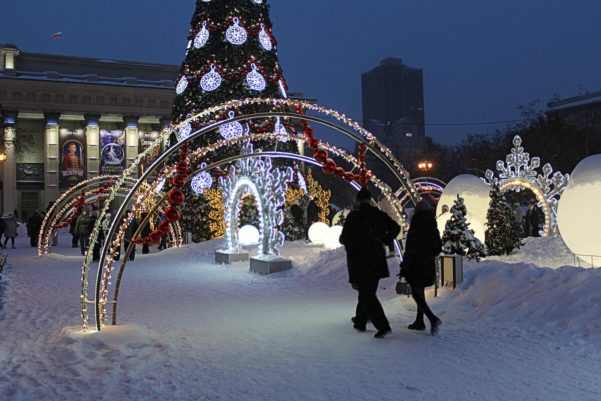 Праздничная аллея в театр - Татьяна Лютаева