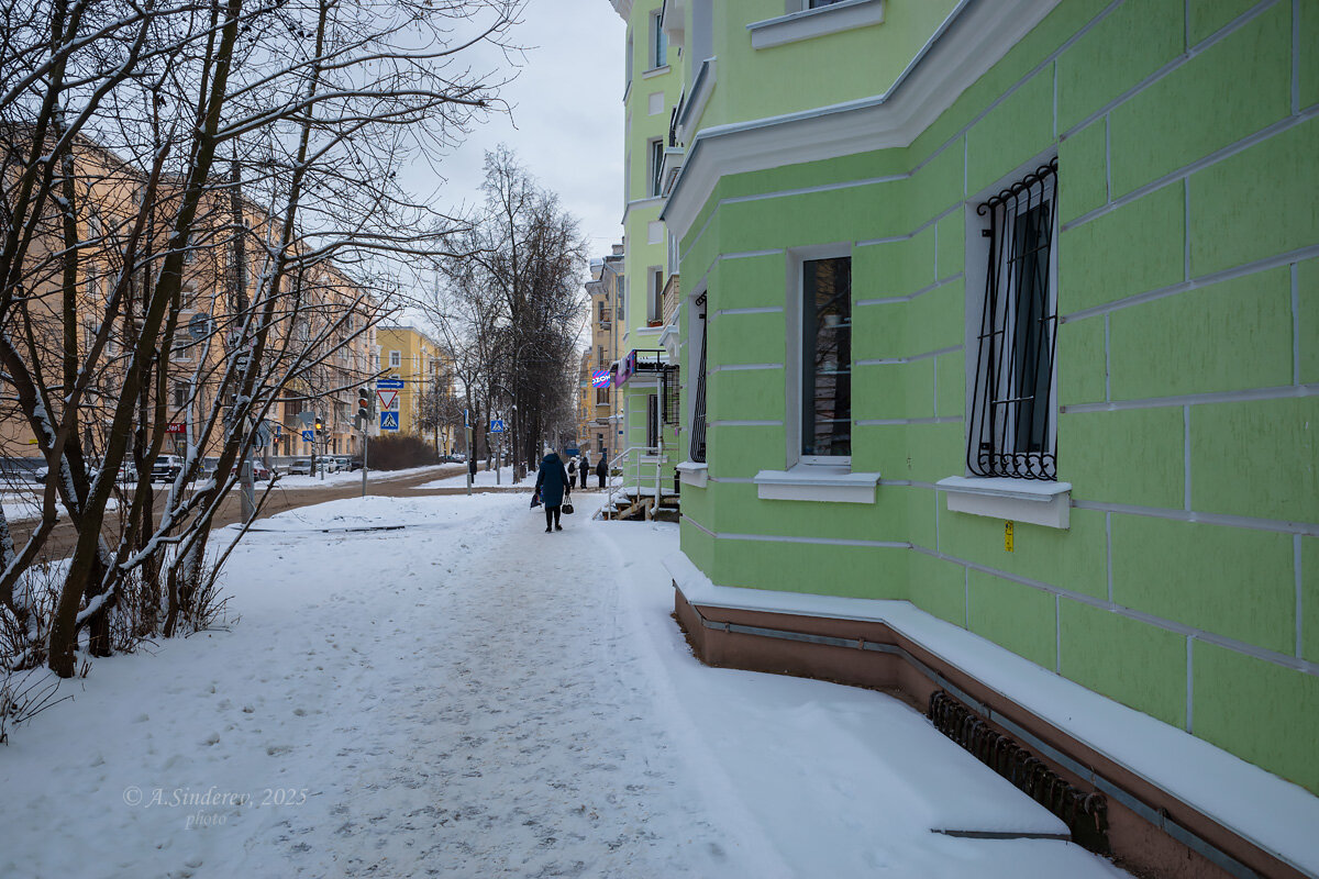 Улица около старого дома - Александр Синдерёв