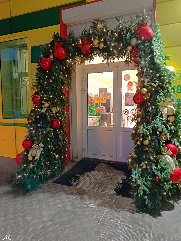 Новый год стучится в двери - Любовь Сахарова