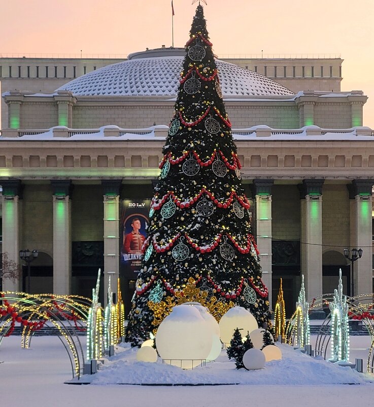 Красавица на фоне оперного театра - Галина Нестратова