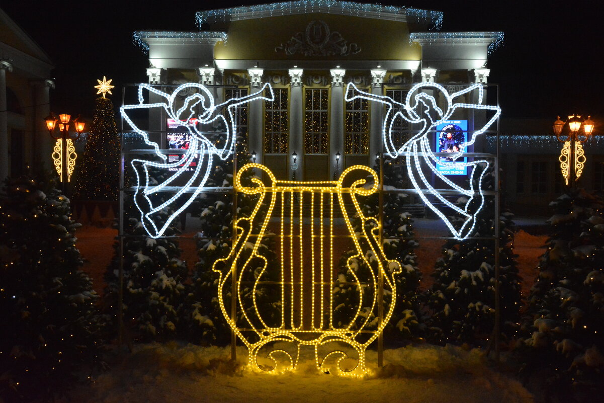 Электронная инсталляция у входа в филармонию - Александр Буянов Электронная инсталляция у входа в филармонию - Александр Буянов