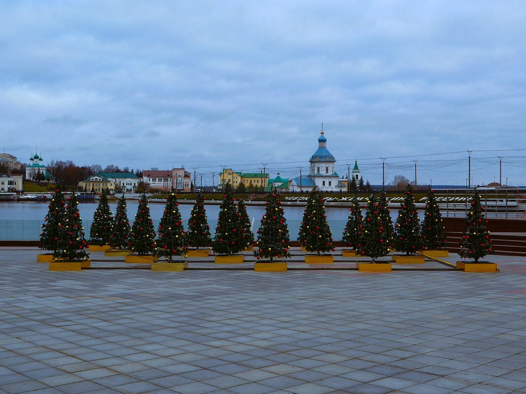 Чебоксары. Новогодние ёлки на Красной площади. - Пётр Чернега