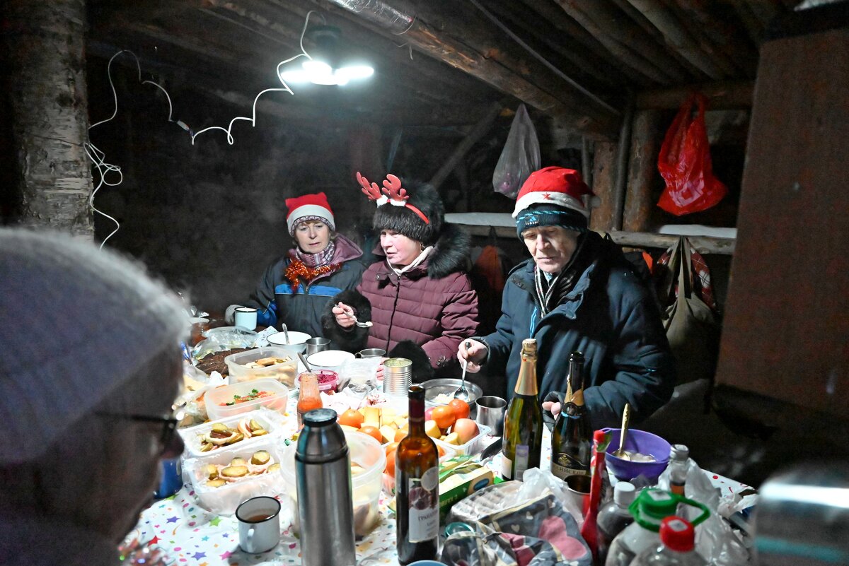 За столом. - ВикТор Быстров