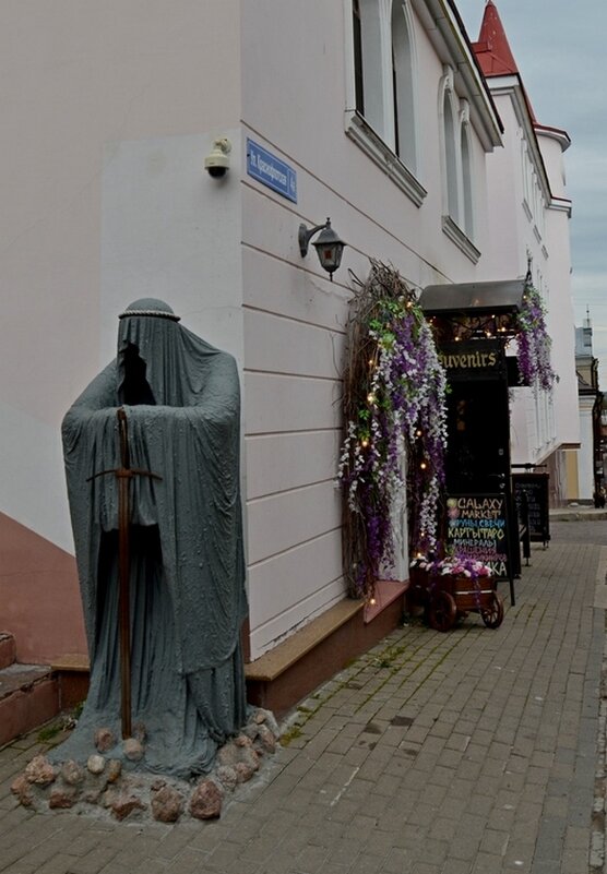 ВЫБОРГ, серый монах охраняет покой жителей. - Виктор Осипчук