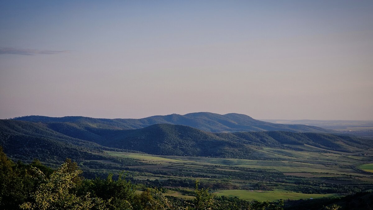 Горный рельеф с высоты горы Ширии в Румынии - polydikaya _svinka