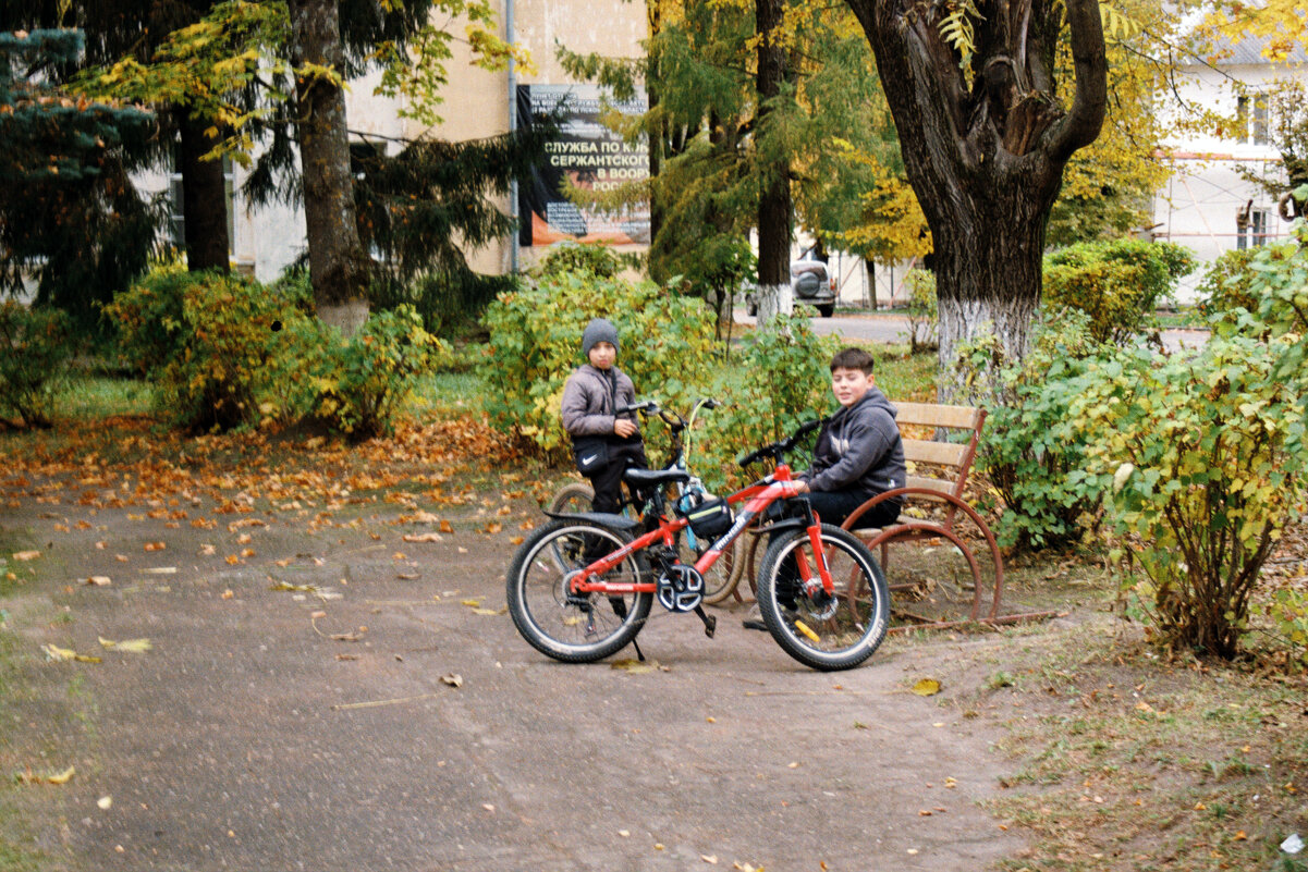 Мальчишки. Осень. Фото на плёнку - Олег Зоркий