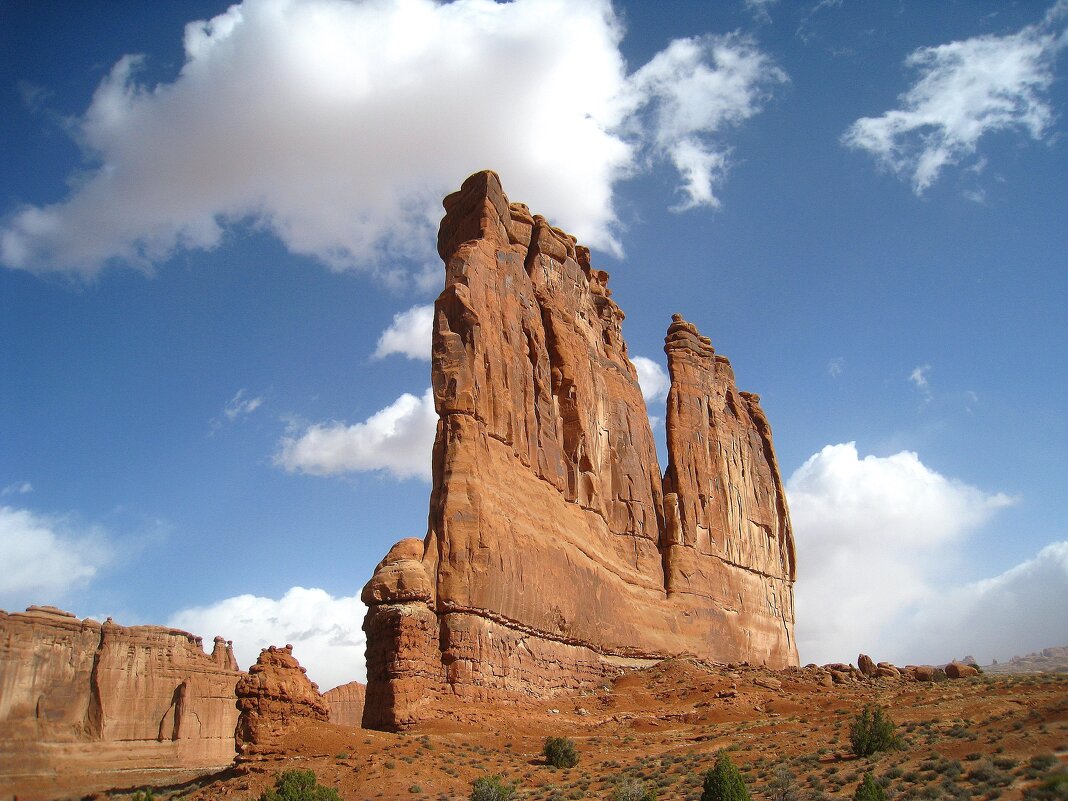 Огромная скала Кортхаус Тауэр (Courthouse Towers) в Национальном парке Арчес. - unix (Илья Утропов)