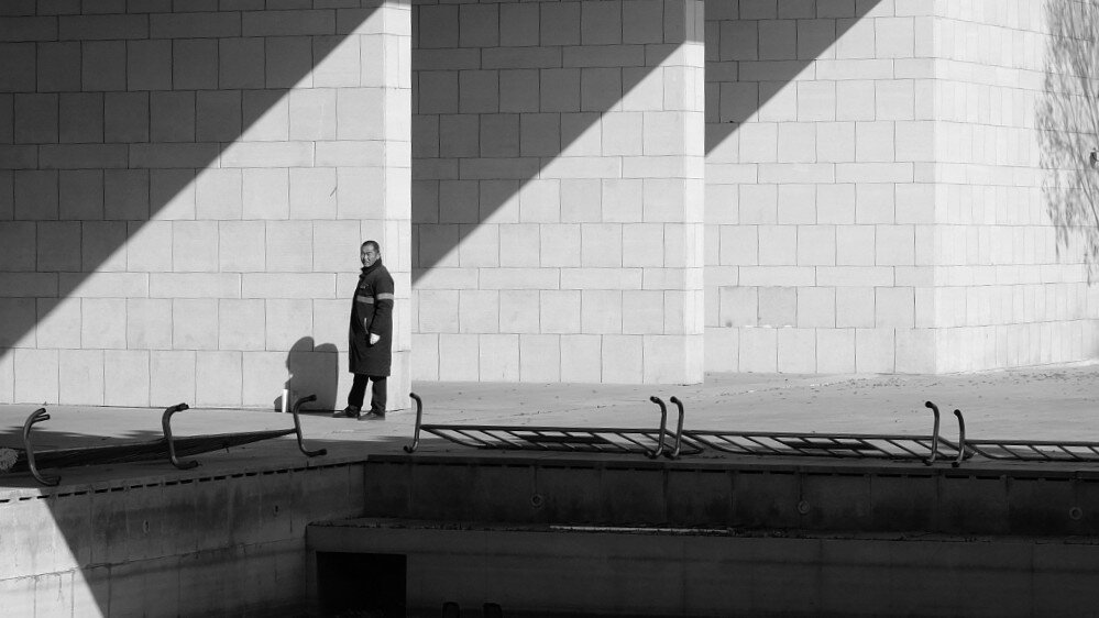 Человек на фоне стен - Сергей Матвеенко Человек на фоне стен - Сергей Матвеенко