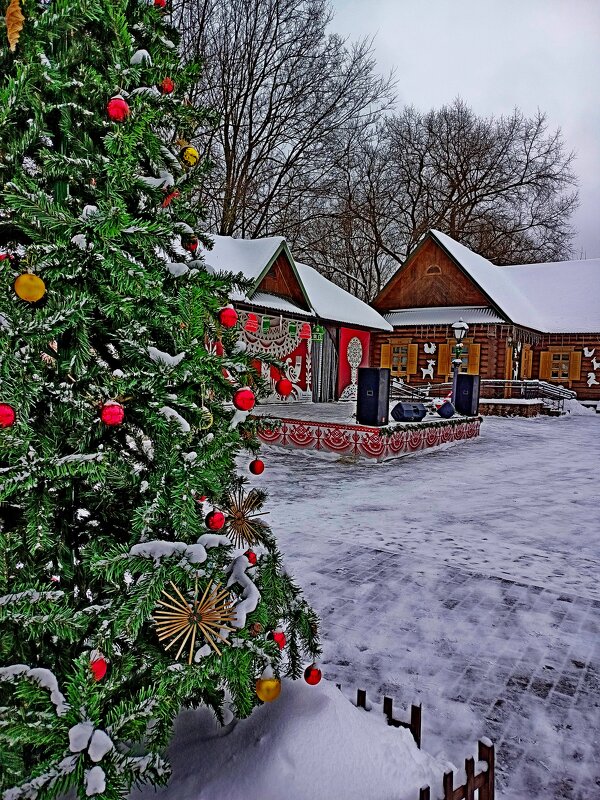 Рождественская деревня. - Vladimir Semenchukov
