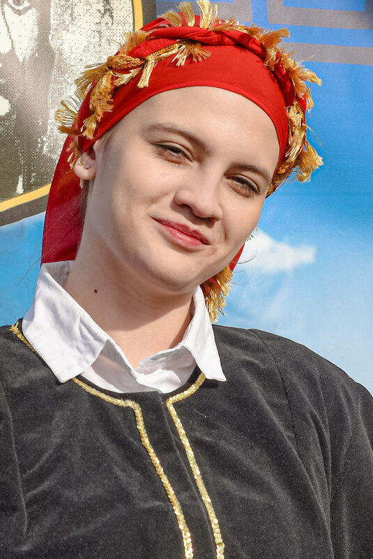 Девушка в греческом национальном костюме. - Сергей Романов