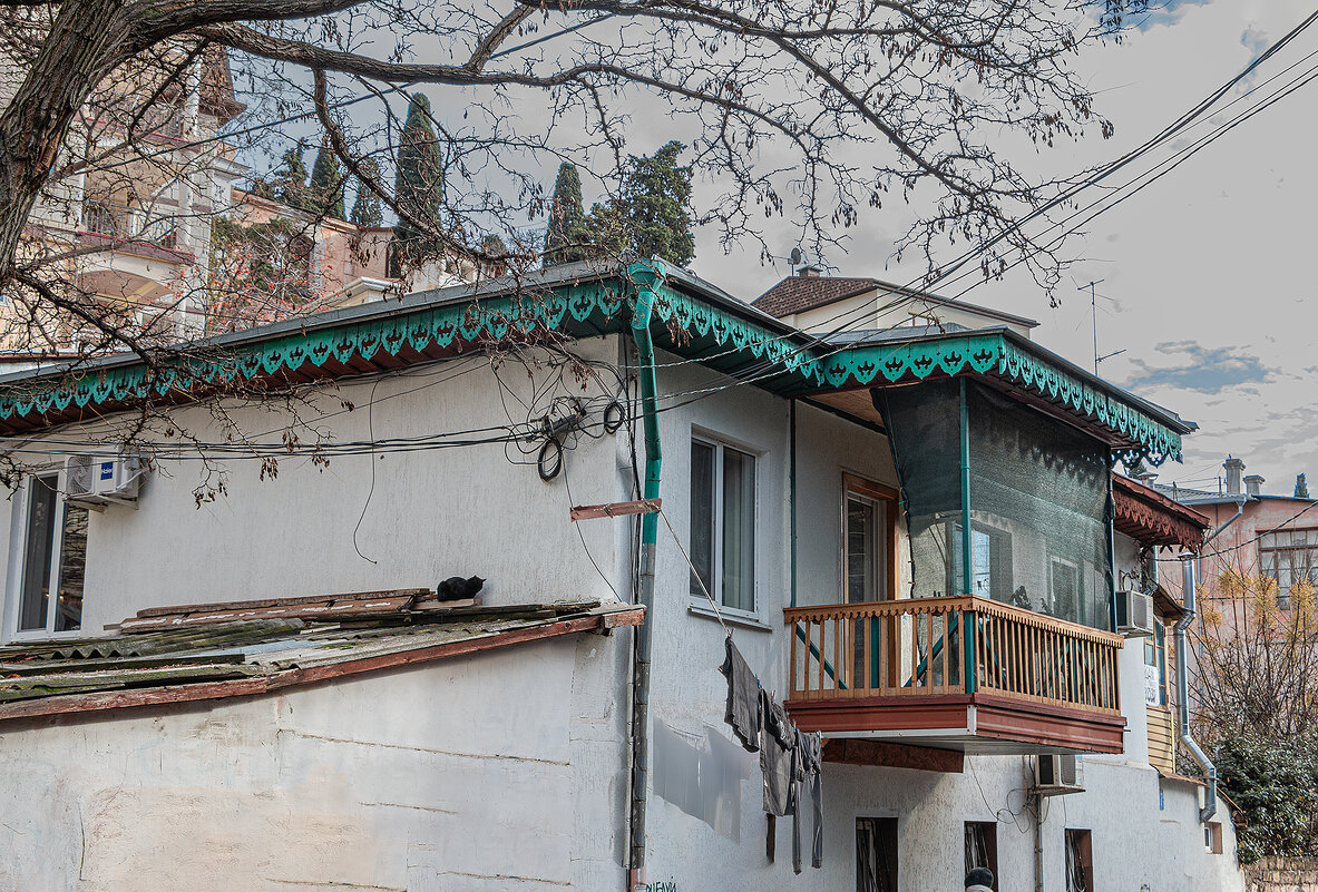 Городской этюд с балконом и котом - Юрий Яловенко