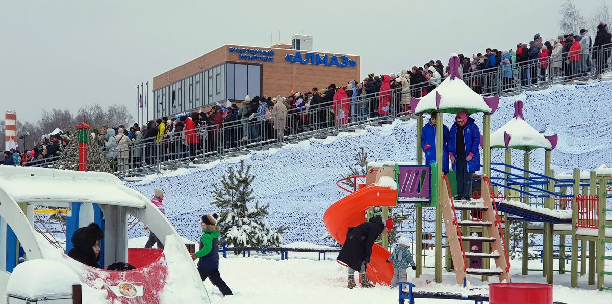 На трибунах болельщики,а внизу на снегу развлекаются дети - Galina Solovova На трибунах болельщики,а внизу на снегу развлекаются дети - Galina Solovova