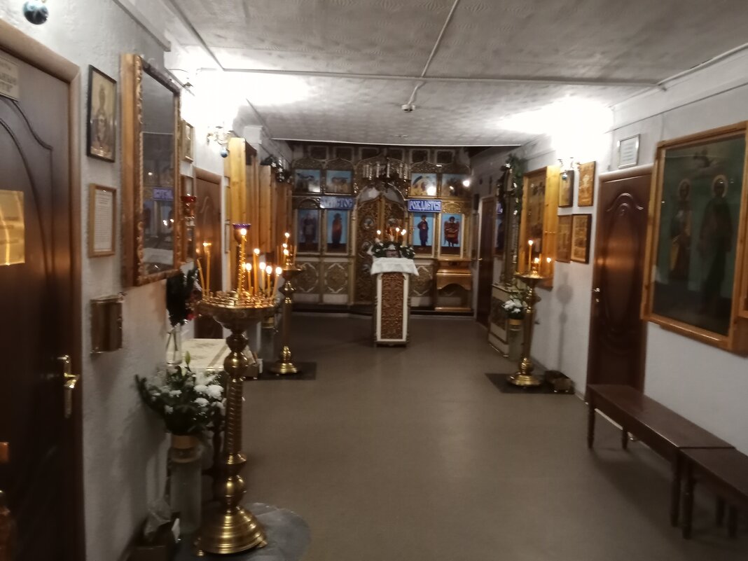 Храм в в ожидании службы - Виктор 