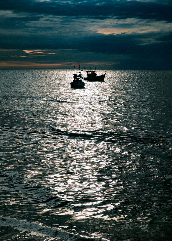 Лодки на закате - Dmitry i Mary S