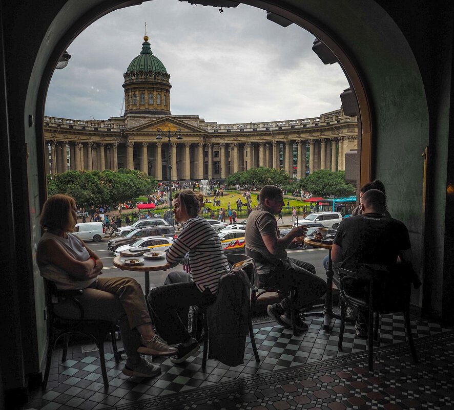 С видом на Казанский собор - Магомед . С видом на Казанский собор - Магомед .