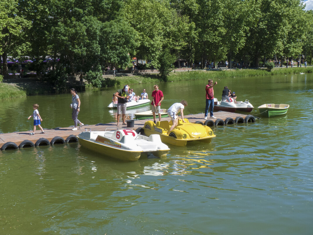 На  лодочной  станции - Валентин Семчишин