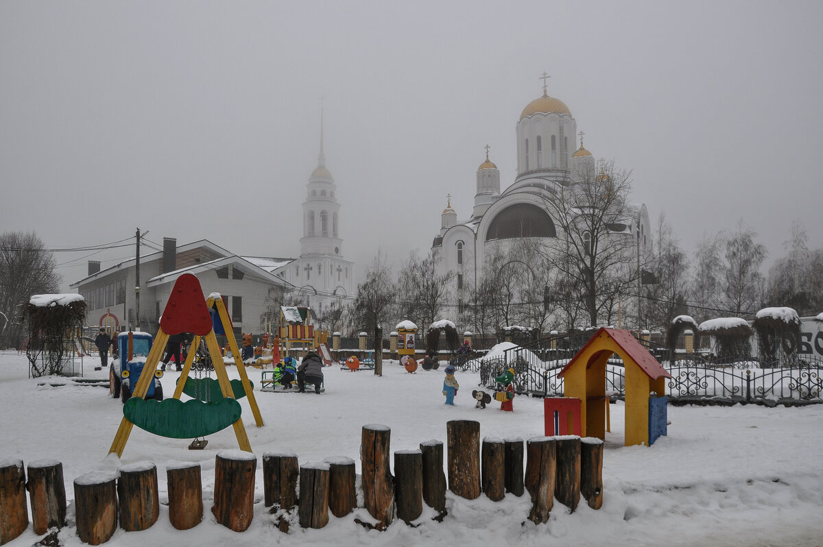 Детская площадка у храма Ксении Петербуржской - Татьяна Машошина