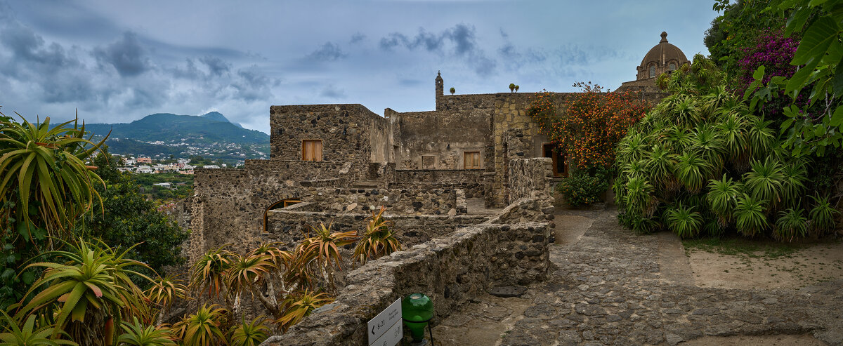 Руины Арагонского замка... - Dmitriy Dikikh